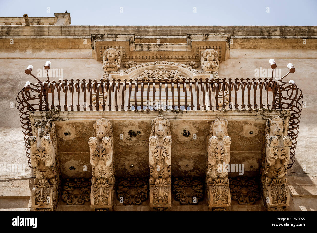 Historischer sizilianischer barock skulpturenbalkon Fotos und