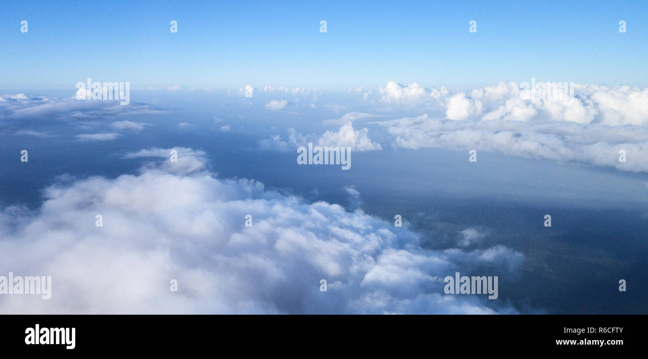 Skyline mit blauen Himmel über Wolken Ebene Stockfoto