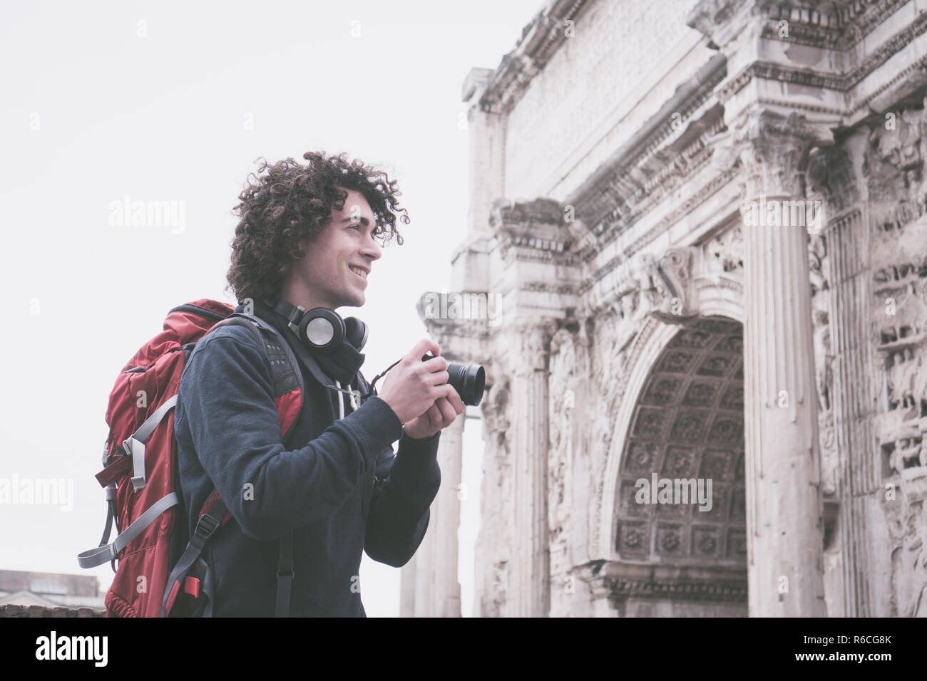 Hübscher junger Touristen mit Kamera und Rucksack Bilder die in Rom, Italien. Stockfoto
