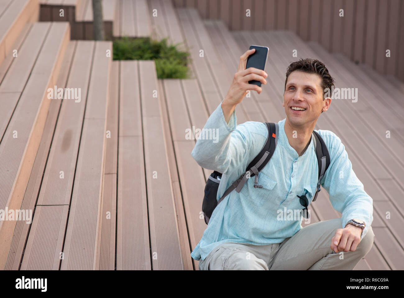 Schöne fröhliche Mann unter selfie mit seinem Handy Stockfoto