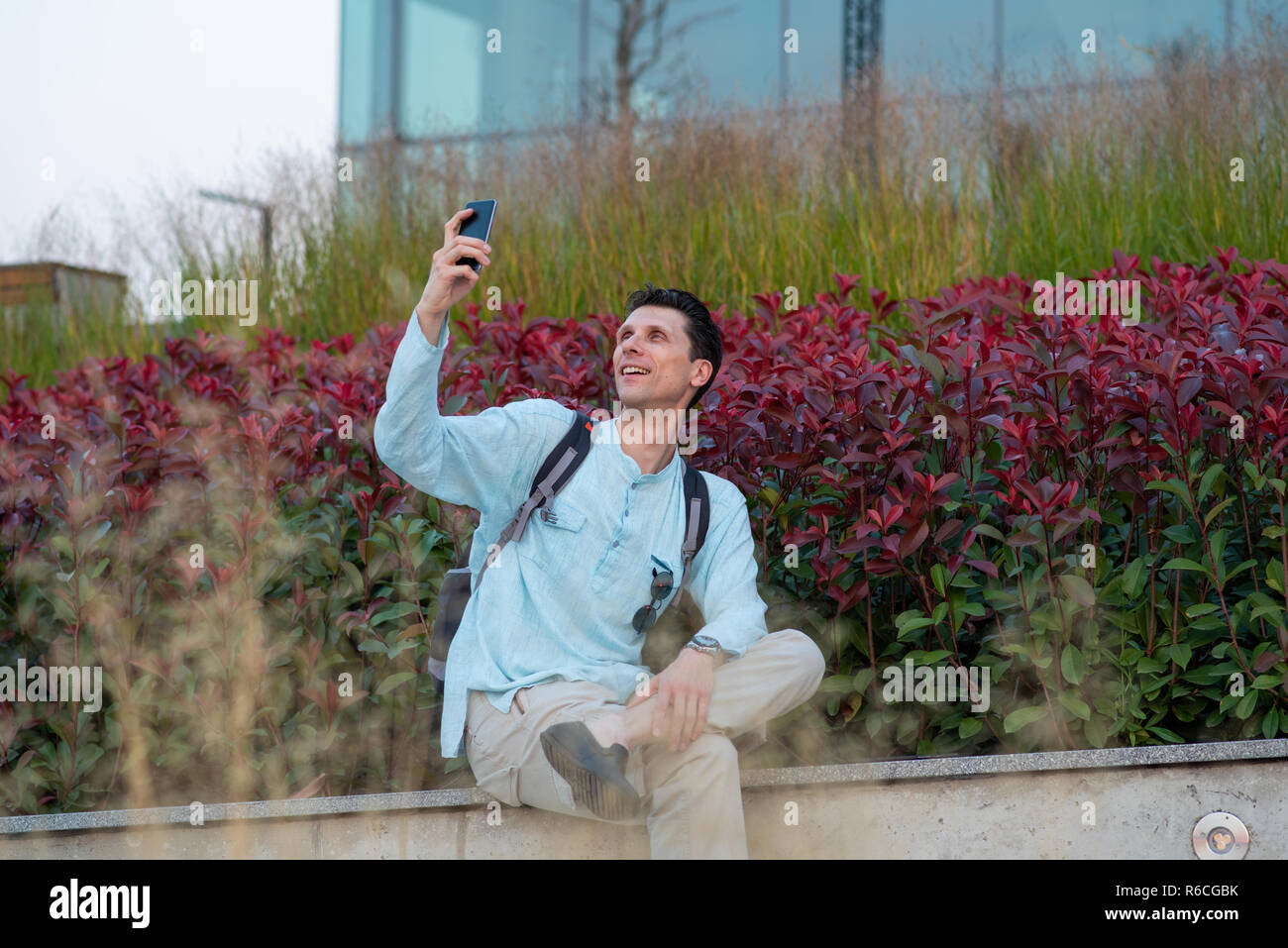 Schöner Mann unter selfie mit seinem Handy Stockfoto