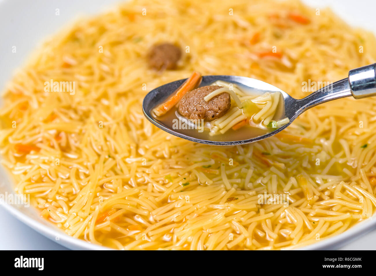 Nudelsuppe mit Rindfleisch Kugeln Stockfoto