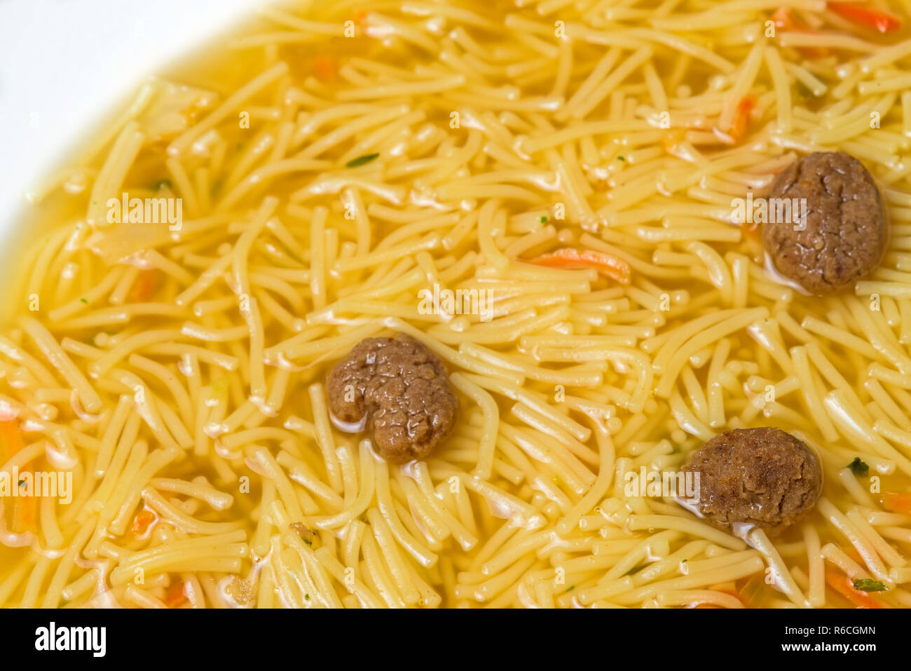 Nudelsuppe mit Rindfleisch Kugeln Stockfoto