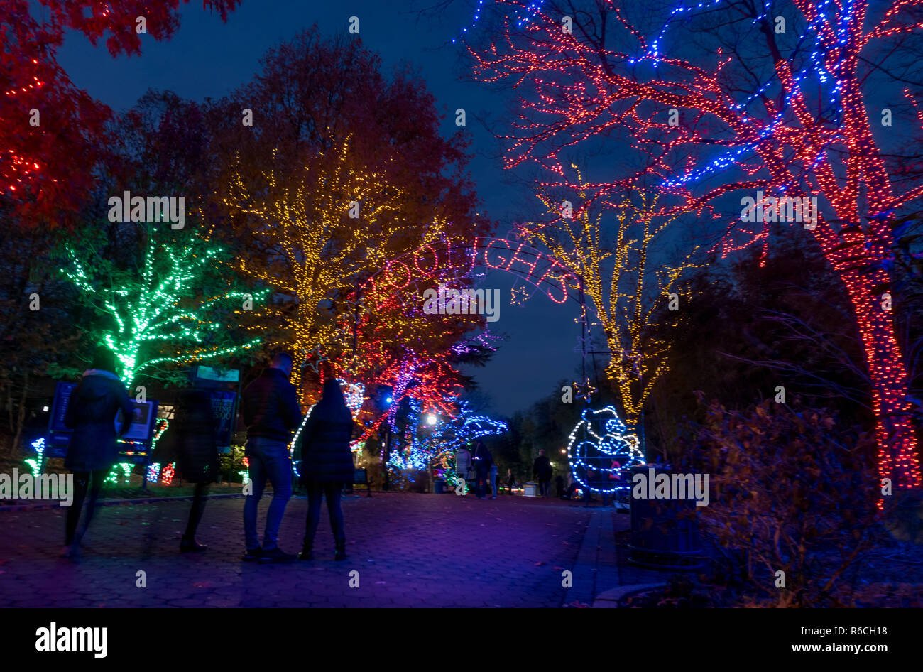 Zoolights Eingang am Washington National Zoo, eine jährliche kostenlose nächtliche Urlaub Anziehung, mit 1,5 Millionen LED-Leuchten, läuft Ende Nov. bis Jan. 1. Stockfoto