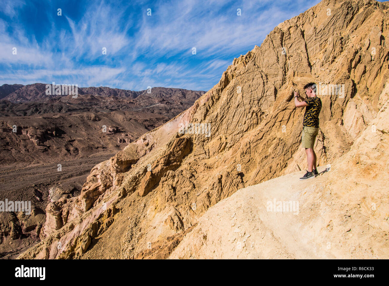 Man nimmt ein Foto von einem malerischen Blick auf die Berge in Israel Eilat, Negev Wüste im Januar 2018. Foto in der Nähe von Ägypten Grenze gebracht. Stockfoto