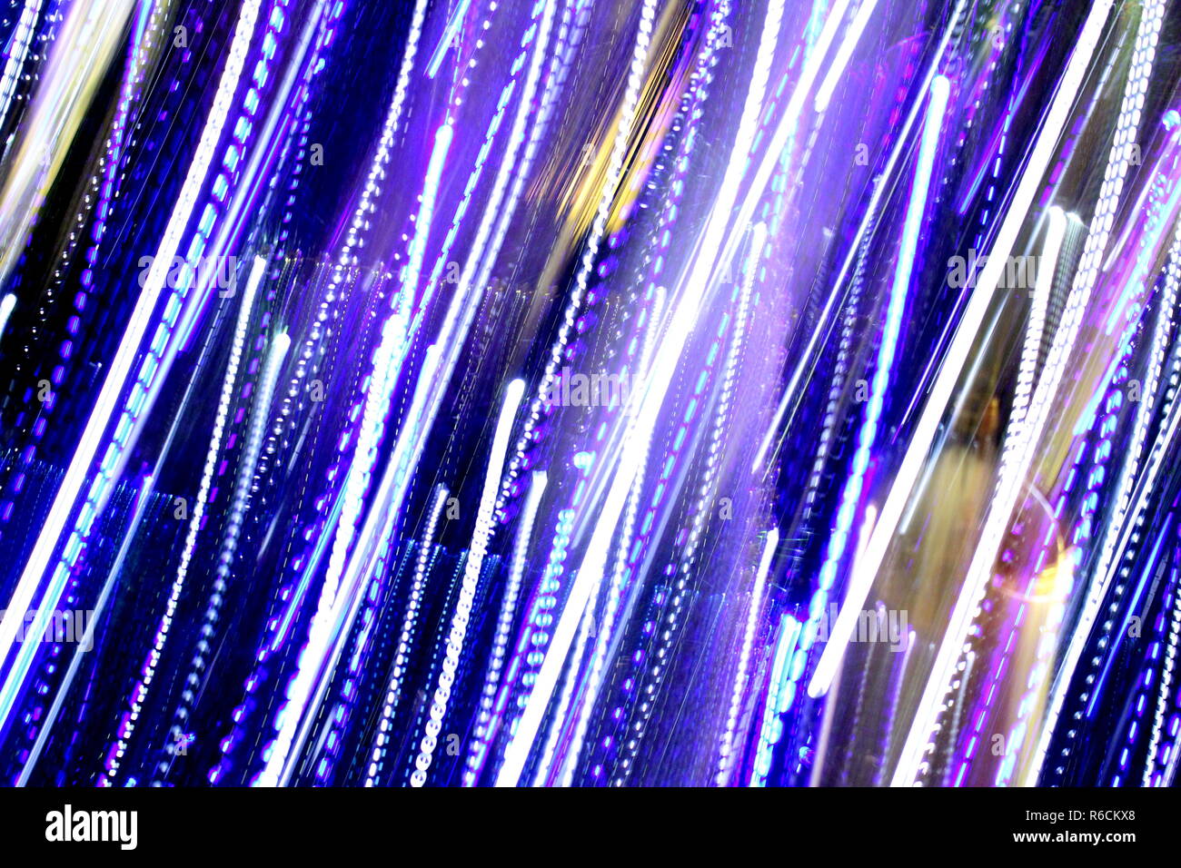 Abstrakte unscharfen Hintergrund, bunte Lichter, Geschwindigkeit und Bewegung mit mehreren Farben farbige Lichter, Gemischt blau, lila, gold und grün verschwommen Lichter Stockfoto