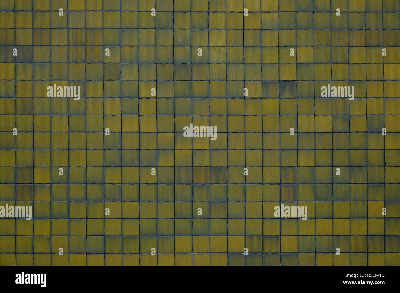 Gelb blau hintergrund Wand mit Fliesen Stockfoto