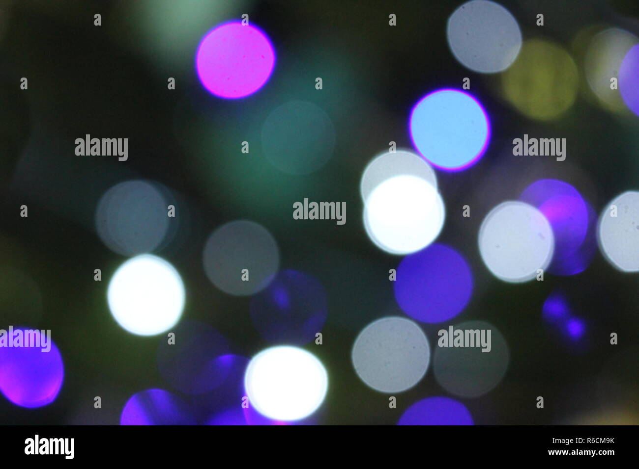 Blau Rosa Violett und Weiß Bokeh, Xmas hellen Hintergrund, Soft Focus bunte Lichter Stockfoto
