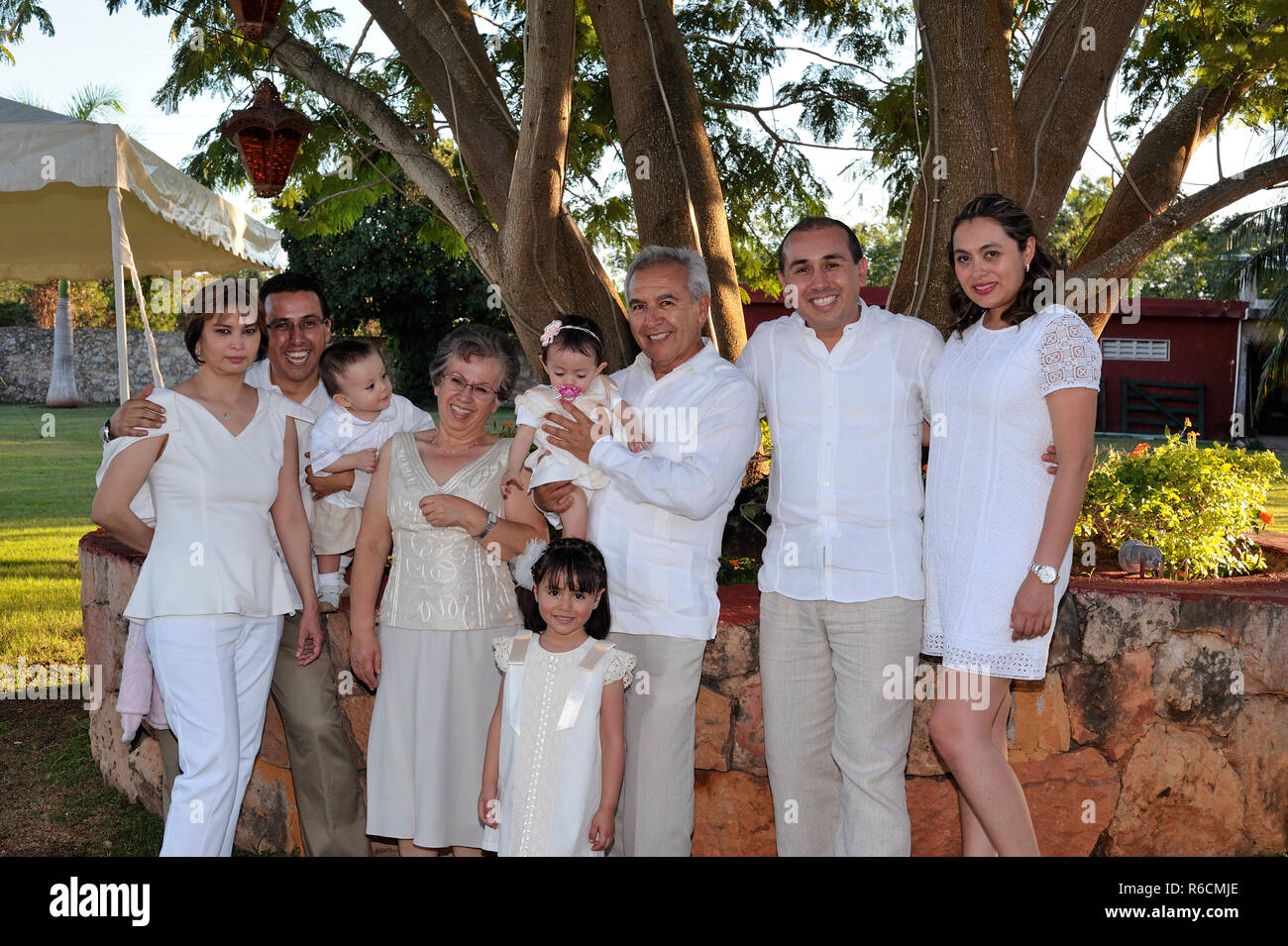 MERIDA, Yuc/MEXIKO - November 13, 2017: Ehrliche Familie Gruppe Portrait bei der Taufe Partei der Twin Baby Junge und Mädchen. Stockfoto