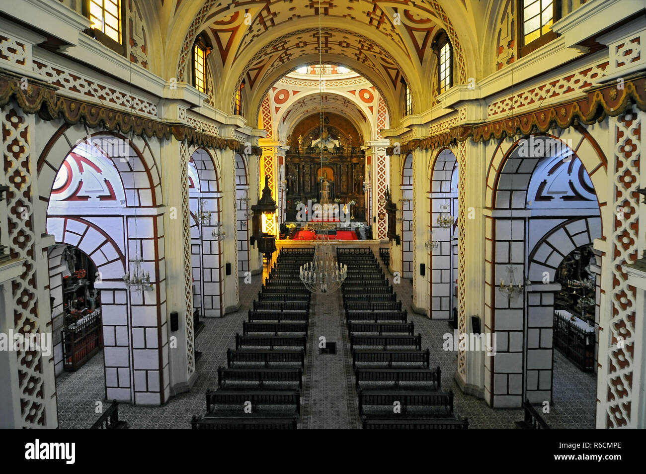 Peru, Lima, San Francisco Kirche und Kloster, Dom Langhaus Innenraum Stockfoto