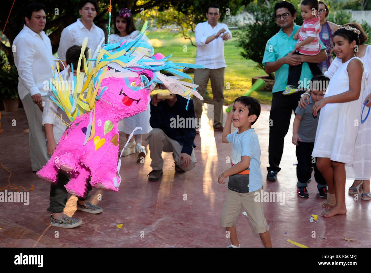 MERIDA, Yuc/Mexiko: 13.November 2017: "Piñata" Spiel, bei der Taufe Partei der Twin Baby Junge und Mädchen. Stockfoto