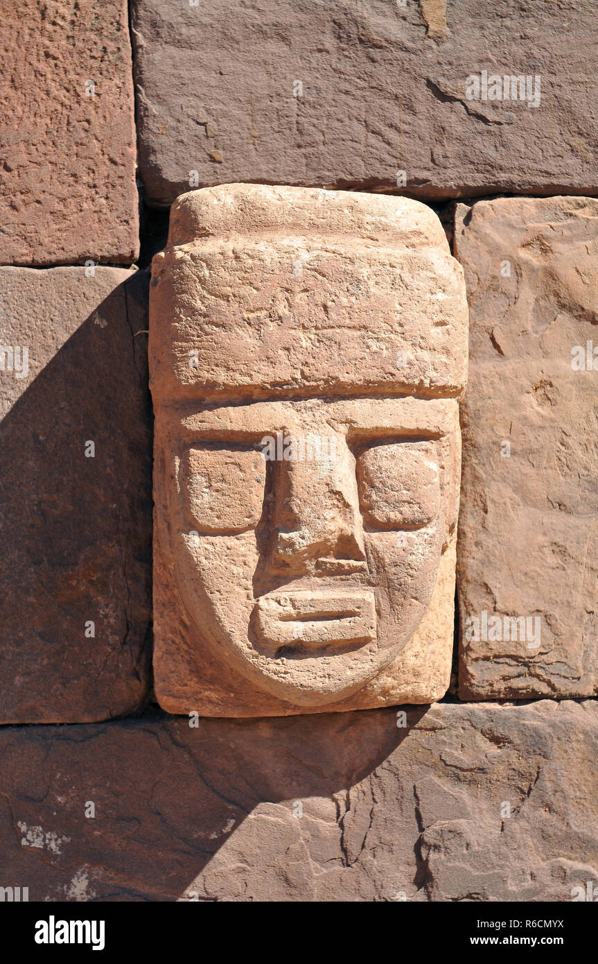 Bolivien, Tiwanaku, Tempel Kalasasaya, Nahaufnahme von geschnitzten Stein Zapfen Kopf in der Wand eingelassen Stockfoto