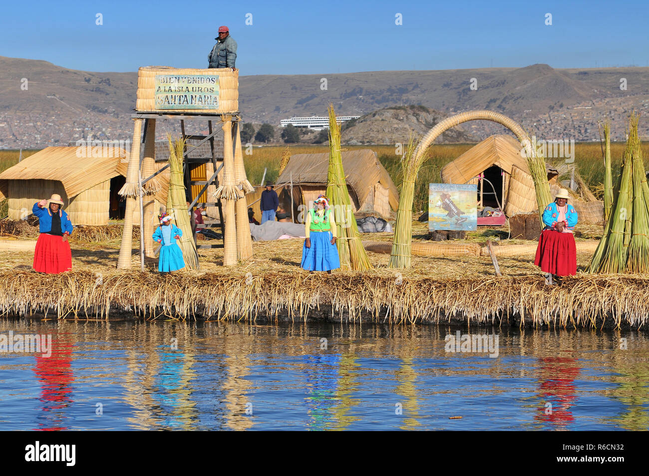 Peru, Südamerika, Titicaca-See, Uros Indianer, Uros Ayamaras, schwimmende Insel Stockfoto