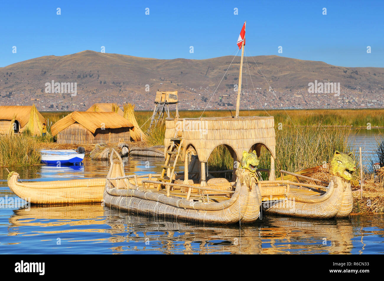 Peru, Südamerika, Titicaca-See, Uros Indianer, Uros Ayamaras, schwimmende Insel, Baots Stockfoto
