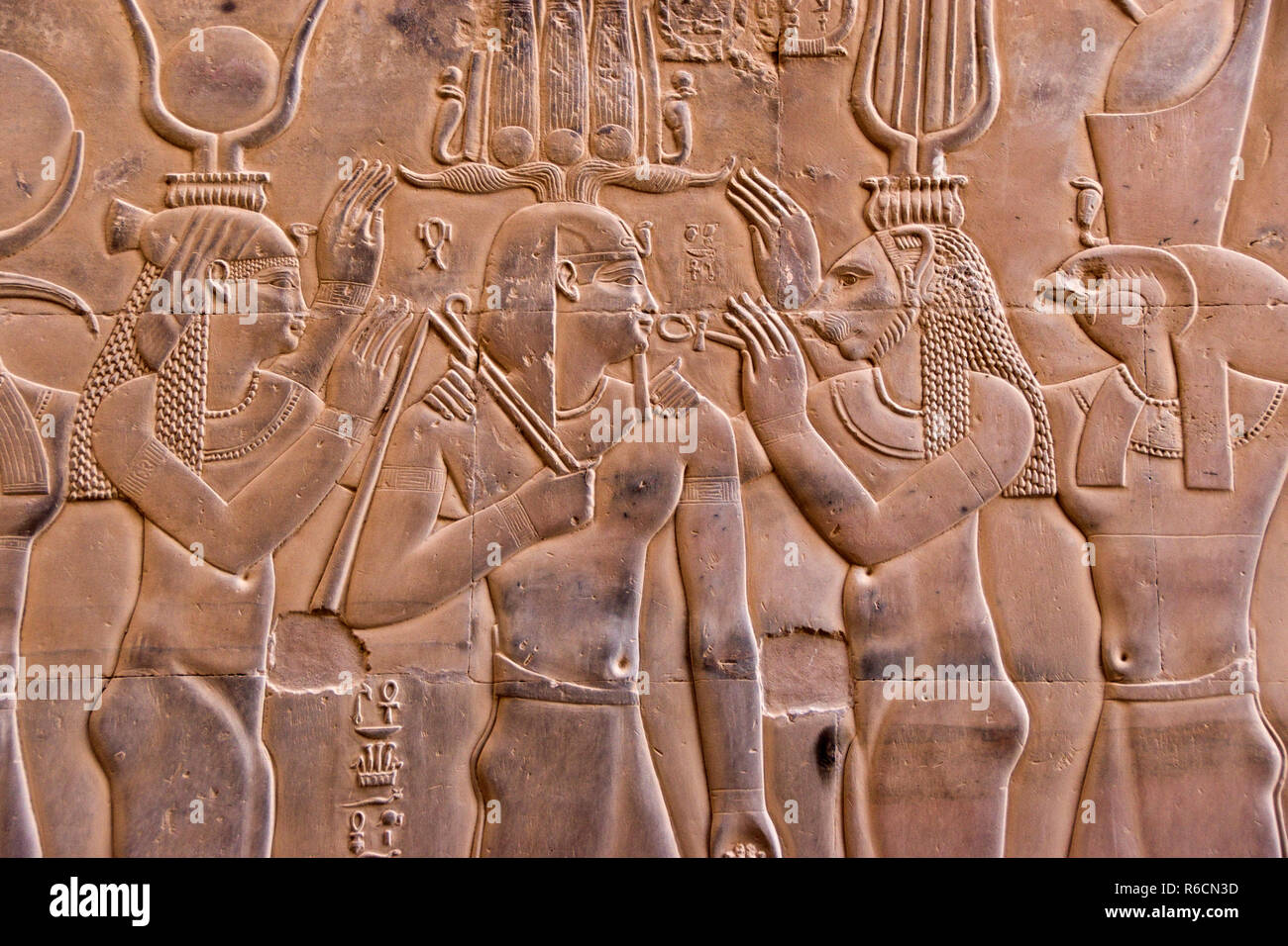 Ein Flachrelief Bild der ägyptischen Götter und Pharaonen geschnitzt auf eine Wand an der Tempel von Kom Ombo, Ägypten. Stockfoto