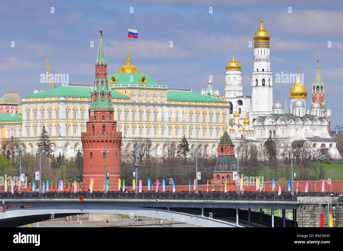Blick auf den Kreml von der patriarchalischen Brücke in Moskau, Russland Stockfoto