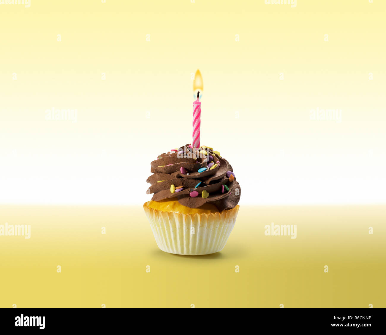 Geburtstag Cupcake mit Zuckerguss und Kerzenlicht Stockfoto