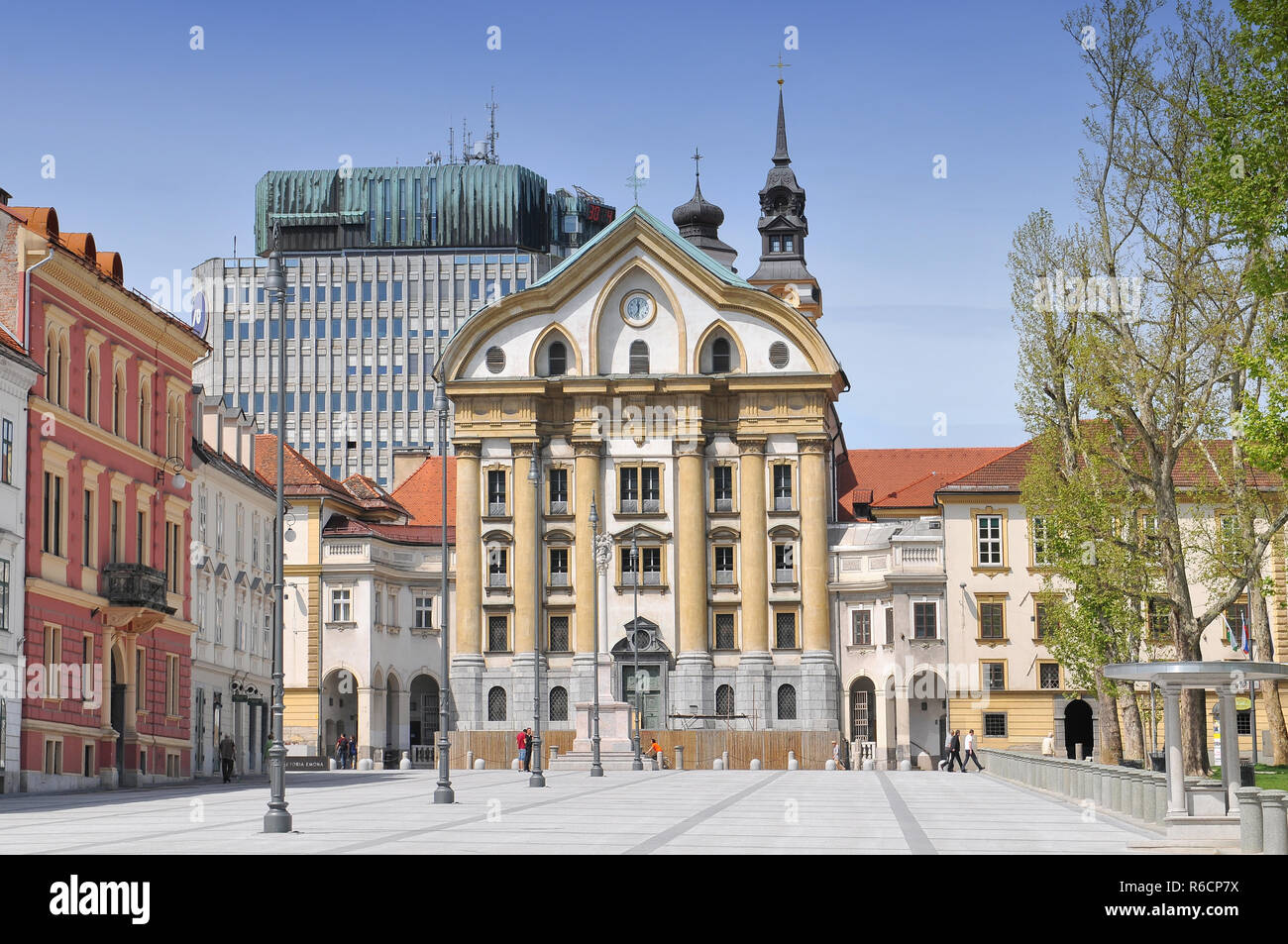 Slowenien, Ljubljana, Congress Square und Ursuline Kirche der Heiligen Dreifaltigkeit. Stockfoto