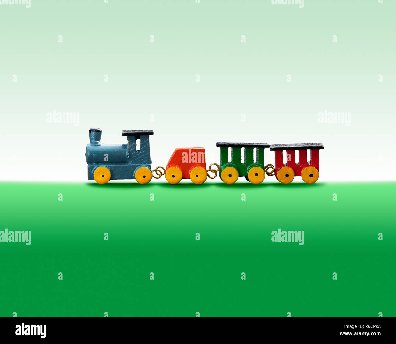 Wooden toy Train vor einem grünen Hintergrund Stockfoto