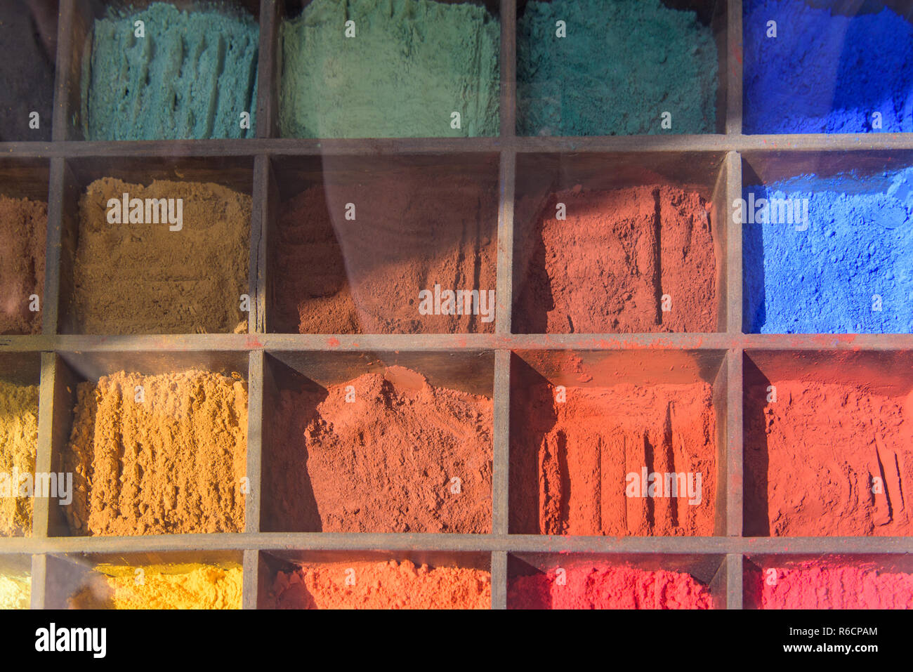 Farbe pigment Pulver in Feld Stockfoto