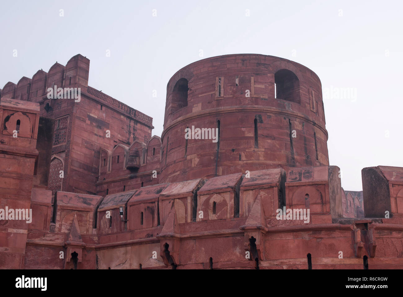 Starke und massive Wände des Agra Fort, auch als das Red Fort die Residenz der Mughal Dynasty bis 1638, das ist ein indisches Weltkulturerbe Stockfoto