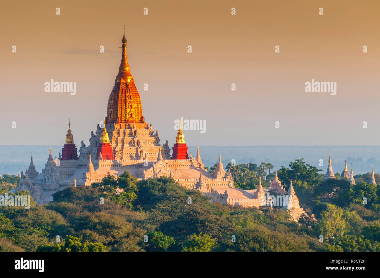 Das Ananda Tempel in Bagan, Myanmar ist ein buddhistischer Tempel von König Kyanzittha den heidnischen Dynastie erbaut Stockfoto