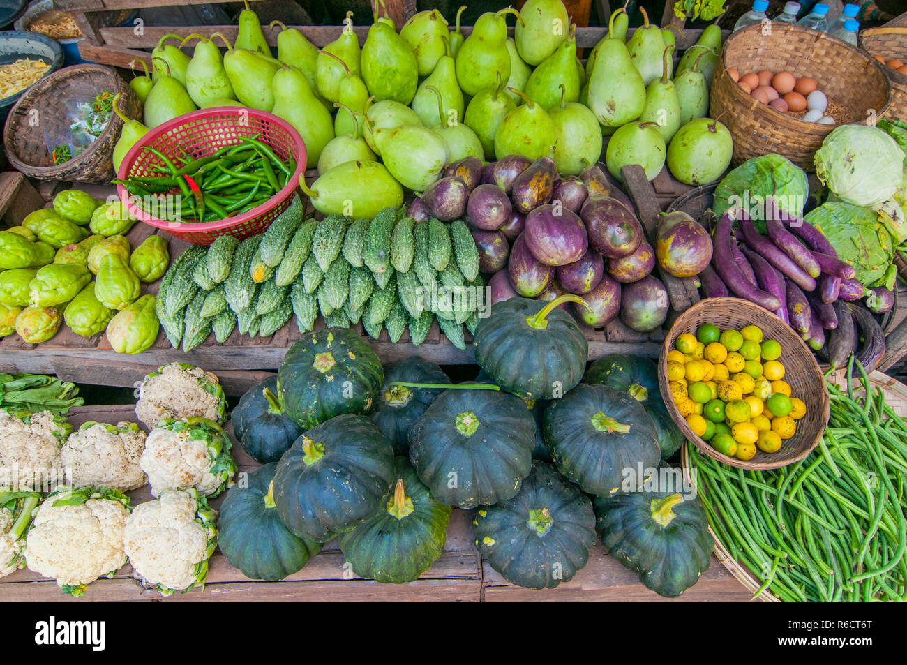 Gemüse und frisches Obst für den Verkauf am Markt, in der Nähe von Bagan, Myanmar (Birma) Stockfoto