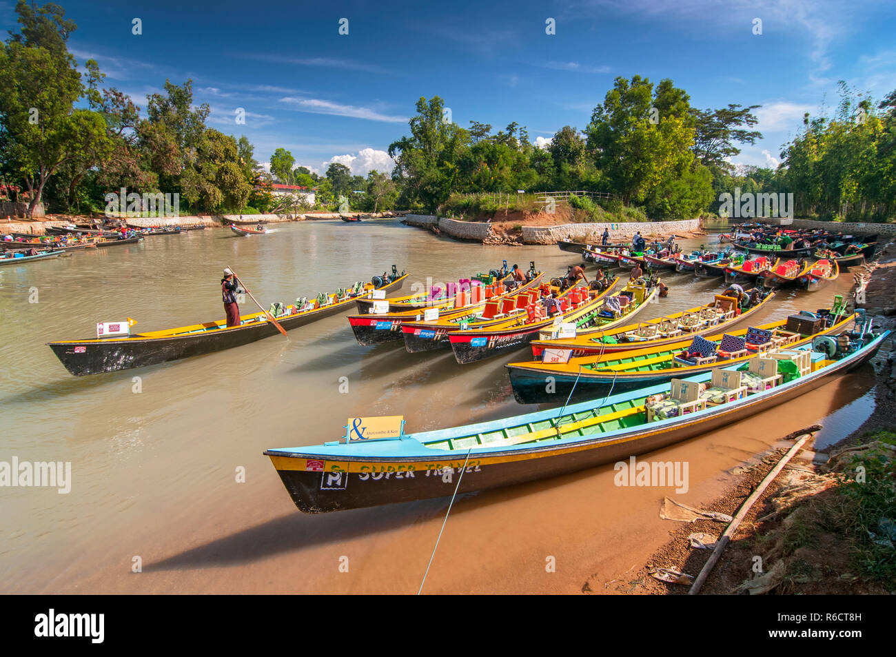 Boote warten auf Touristen, Nyaung Shwe Inle See, Shan Staat, Myanmar Stockfoto