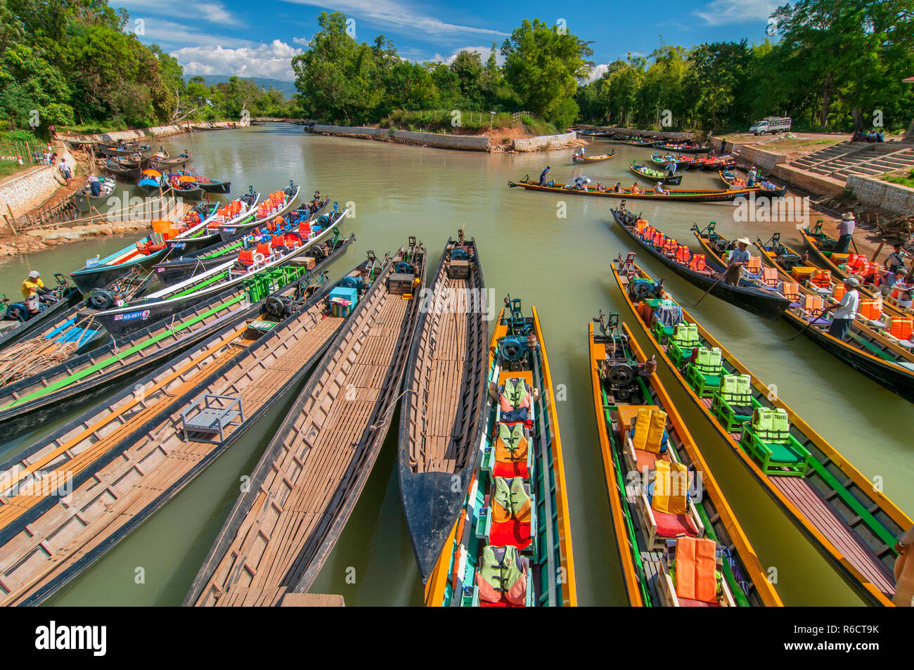 Boote warten auf Touristen, Nyaung Shwe Inle See, Shan Staat, Myanmar Stockfoto