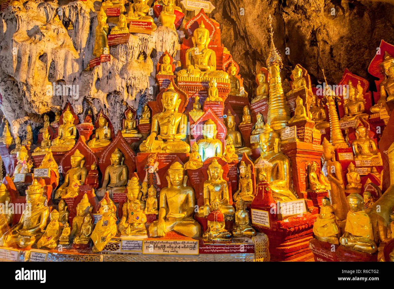 Diese Höhlen sind buddhistische Schreine, wo Tausende von Buddha Bilder haben für den Gottesdienst im Laufe der Jahrhunderte in Pindaya, Myanmar geweiht worden Stockfoto