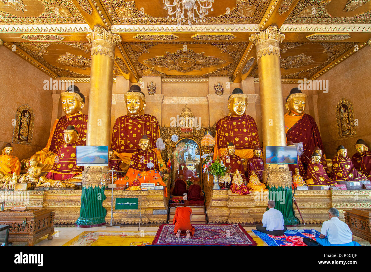 Innenraum der Shwedagon Pagode, einer vergoldeten Stupa auf der Singuttara Hill, Kandawgyi See, Yangon, Myanmar Stockfoto