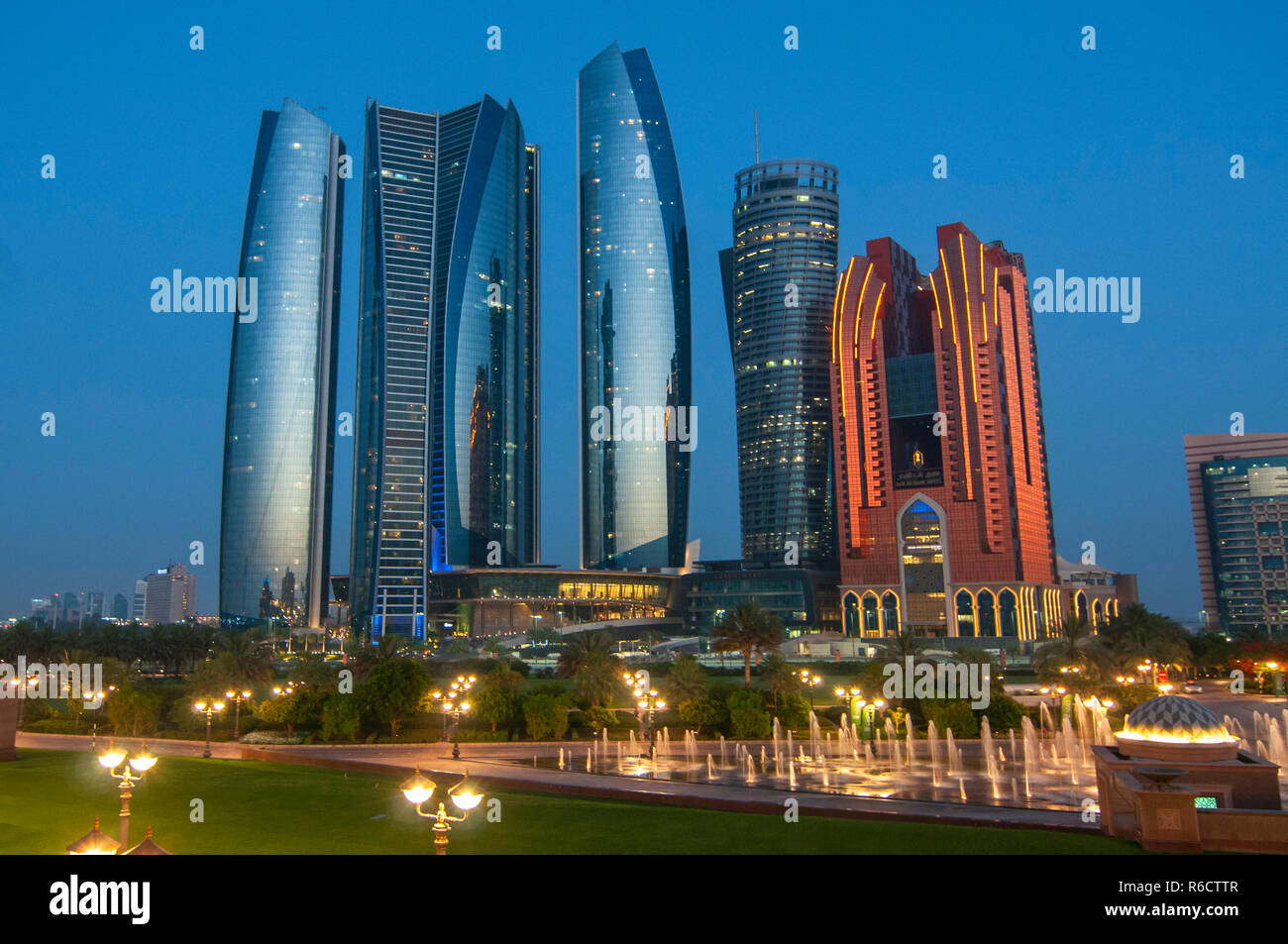 Wolkenkratzer von Abu Dhabi bei Nacht mit Etihad Towers Gebäude Abu Dhabi ist die Hauptstadt und die bevölkerungsreichste Stadt der Vereinigten Arabischen Emirate Stockfoto