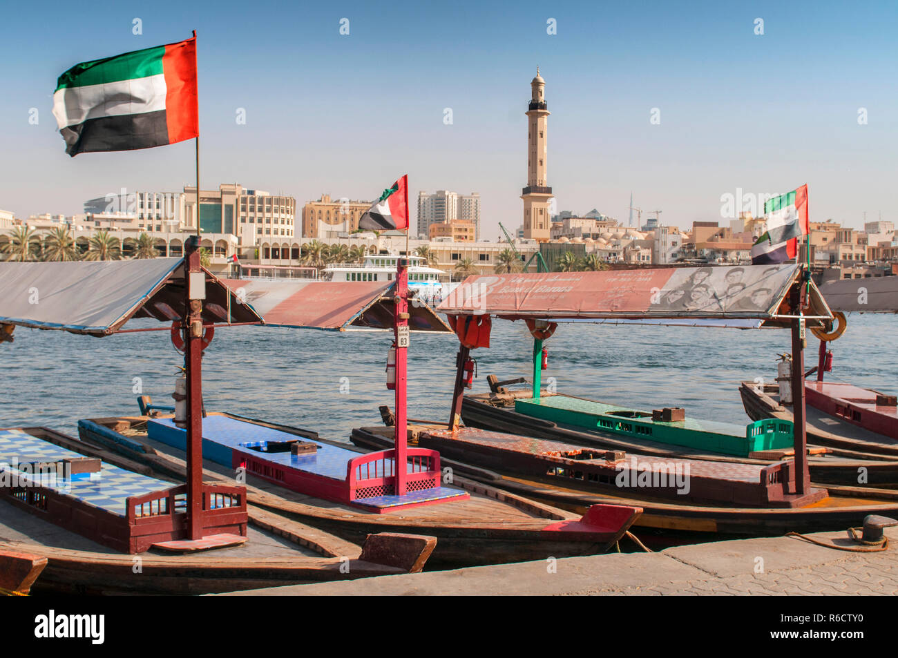 Alte, traditionelle Boote in der Bucht Creek in Dubai, Vereinigte Arabische Emirate Stockfoto