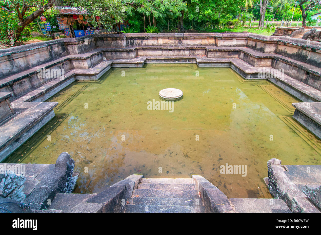 Ruinen von kumara pokuna royal badeteich im alten sri lanka