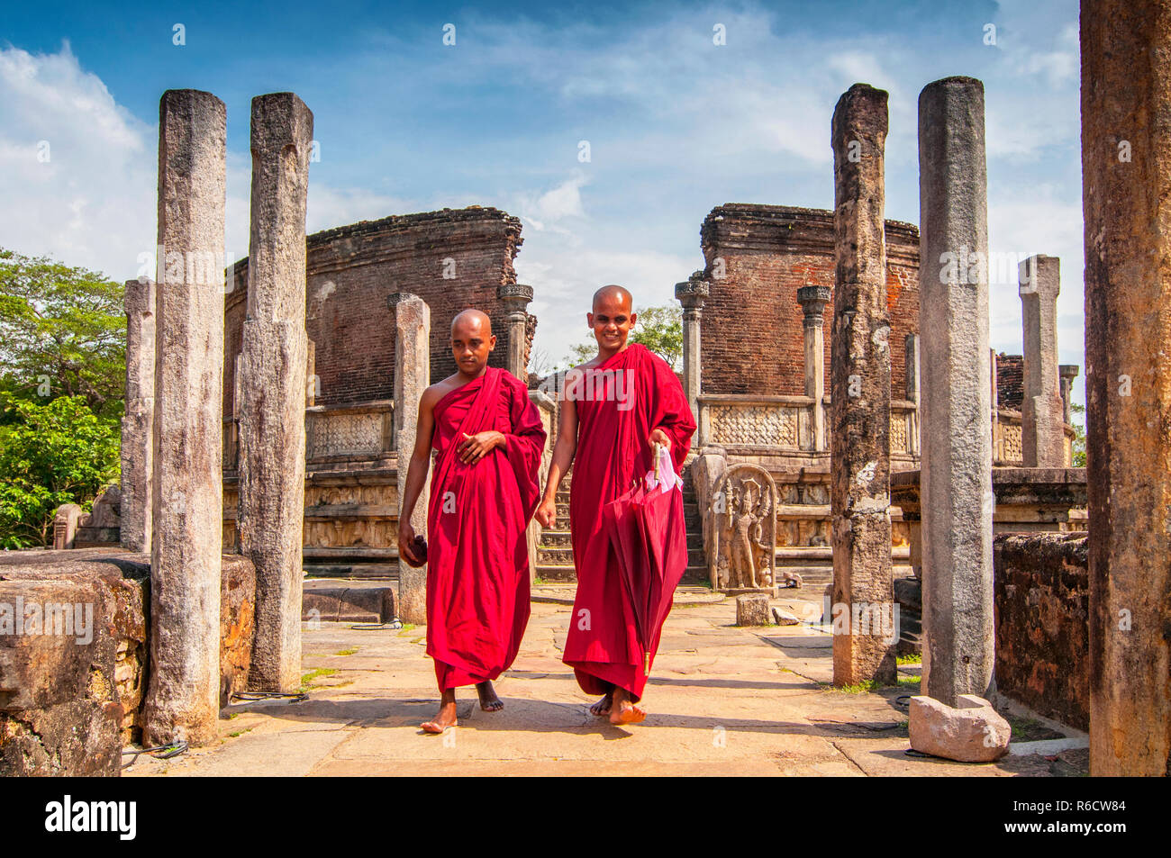Mönch Vor Der Vatadage (Round House) Polonnaruwa Ruine Unesco Welterbe auf Sri Lanka Stockfoto