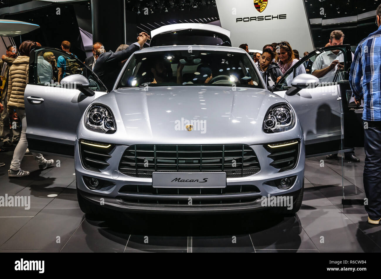 FRANKFURT - Sept. 2015: Porsche Macan S auf der IAA International Motor Show am 20. September vorgelegt, 2015 in Frankfurt am Main, Deutschland Stockfoto