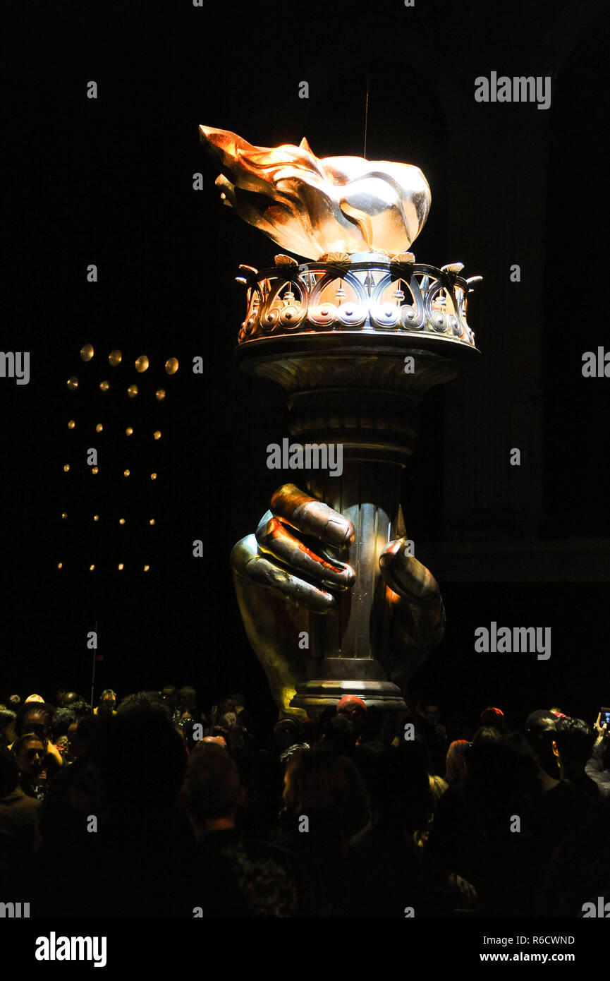 NEW YORK, NEW YORK - Dezember 02: Allgemeine Atmosphäre an der Versace Pre-Fall 2019 Sammlung an der amerikanischen Börse am 02 Dezember, 2018 in Ne Stockfoto