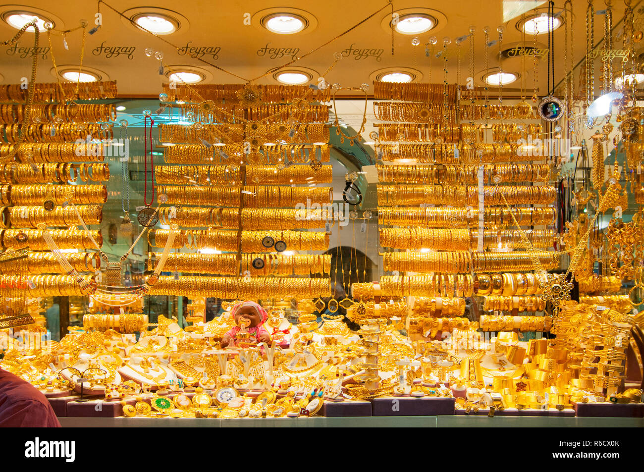 Golden Zubehör in das Anzeigefenster eines Schmuckladen im Grand Basar in Istanbul, Türkei Stockfoto