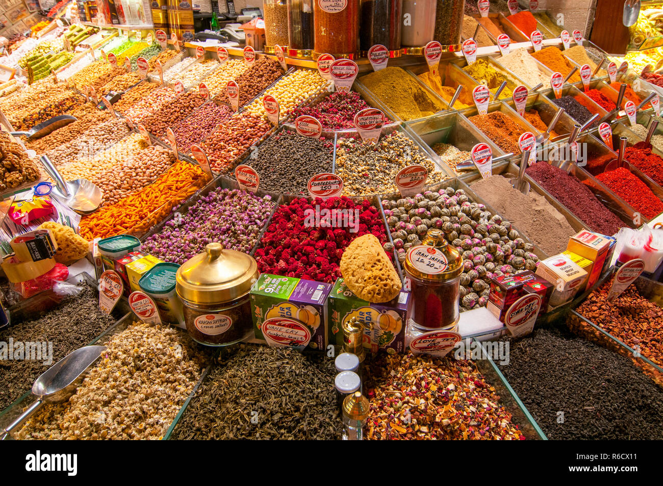 Tee, Gewürzen und Süßigkeiten Im türkischen Basar von Istanbul. Stockfoto