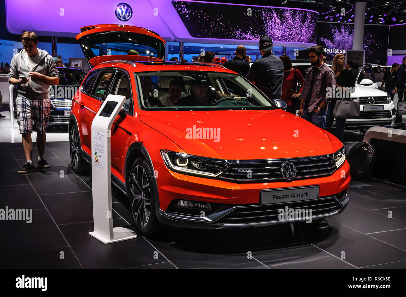 FRANKFURT - Sept. 2015: Volkswagen VW Passat Alltrack auf der IAA International Motor Show am 20. September vorgelegt, 2015 in Frankfurt am Main, Deutschland Stockfoto