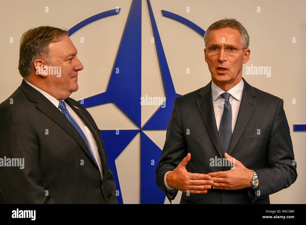 Brüssel, Belgien. 4. Dez 2018. Us-Staat Mike Pompeo, Links, schüttelt Hände mit NATO-Generalsekretär Jens Stoltenberg vor Beginn einer Tagung im NATO-Hauptquartier Dezember 4, 2018 in Brüssel, Belgien. Credit: Planetpix/Alamy leben Nachrichten Stockfoto
