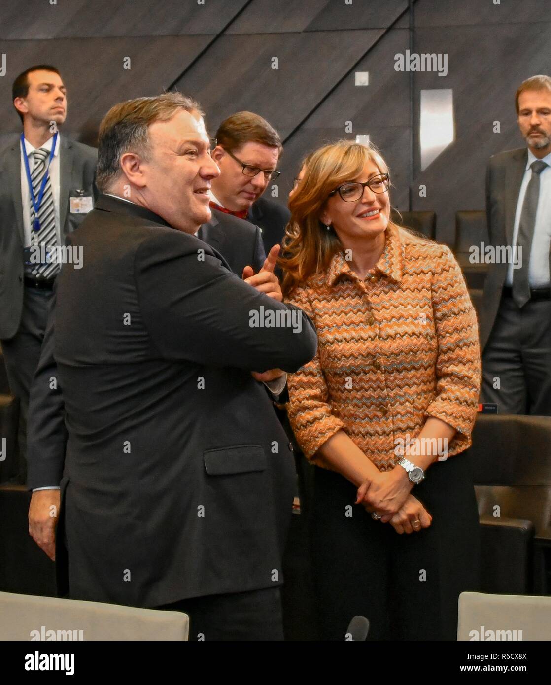 Brüssel, Belgien. 4. Dez 2018. Us-Staat Mike Pompeo, Links, Chats mit bulgarischen Außenminister Ekaterina sacharieva vor Beginn des Nordatlantischen Rates in Georgien und der Ukraine in der NATO-Zentrale am 4. Dezember in Brüssel, Belgien 2018. Credit: Planetpix/Alamy leben Nachrichten Stockfoto