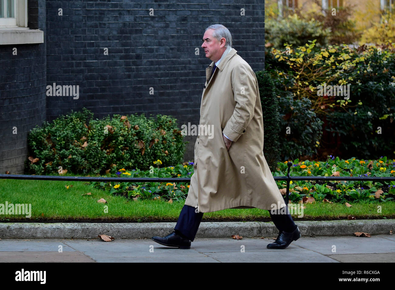 London, Großbritannien. 4. Dez, 2018. Britain's Attorney General Geoffrey Cox kommt an 10 Downing Street für eine Kabinettssitzung in London, Großbritannien, 4. Dezember 2018. Britischen Abgeordneten am Dienstag mit 311 zu 293 Minister in der Missachtung des Parlaments über die volle rechtliche Beratung bei der Brexit Angebot zu veröffentlichen, zu finden. Credit: Stephen Chung/Xinhua/Alamy leben Nachrichten Stockfoto