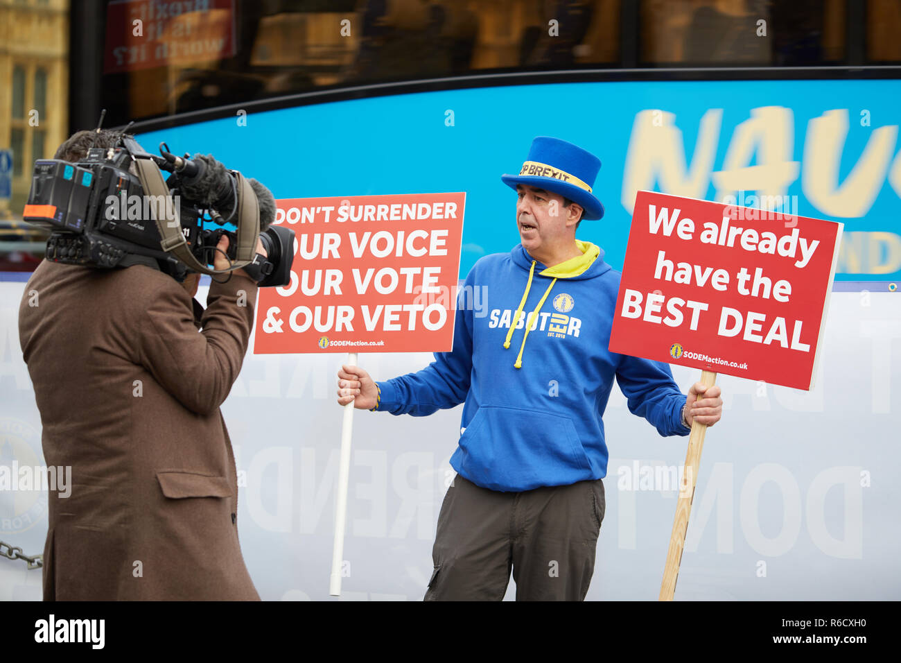 London, Großbritannien. 4. Dez, 2018. Steven Bray, Gründer der Stand der Missachtung der Europäischen Bewegung, mit Plakaten displayted zu einem Fernsehteam außerhalb des Parlaments. Credit: Kevin J. Frost-/Alamy leben Nachrichten Stockfoto