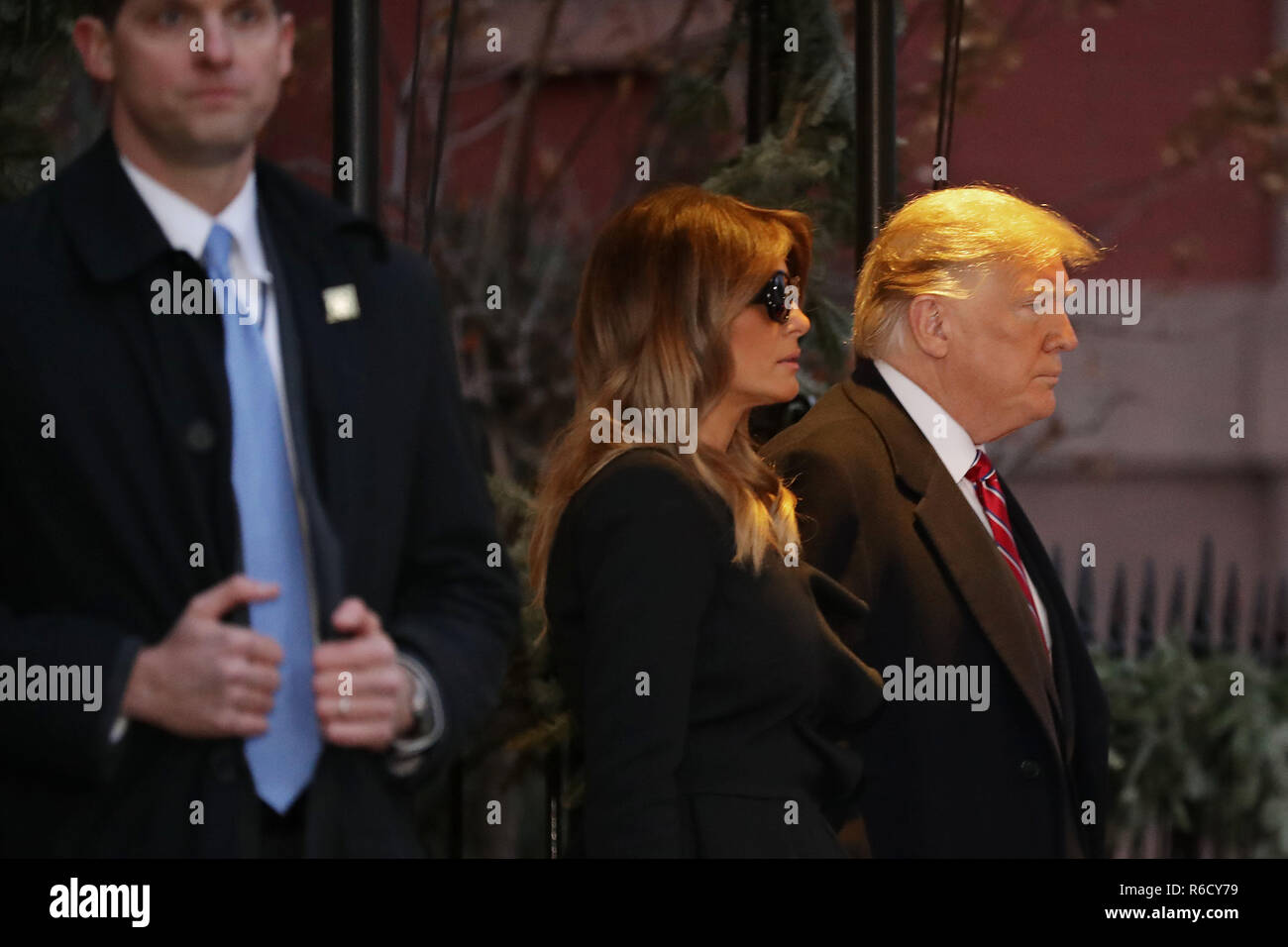 Washington, DC, USA. 04 Dez, 2018. First Lady Melania Trump und Präsident Donald Trump verlassen die Blair-house-nach zu Besuch bei der Familie des ehemaligen Präsidenten George H.W. Bush Dezember 04, 2018 in Washington, DC, USA. Die Trümpfe zahlten ein kondolenzschreiben Besuch der Familie Bush, die in Washington sind für die ehemaligen Präsidenten George H.W. Bushs Staatsbegräbnis und die damit verbundenen Ehrungen. Credit: Chip Somodevilla/Pool über CNP | Verwendung der weltweiten Kredit: dpa/Alamy leben Nachrichten Stockfoto