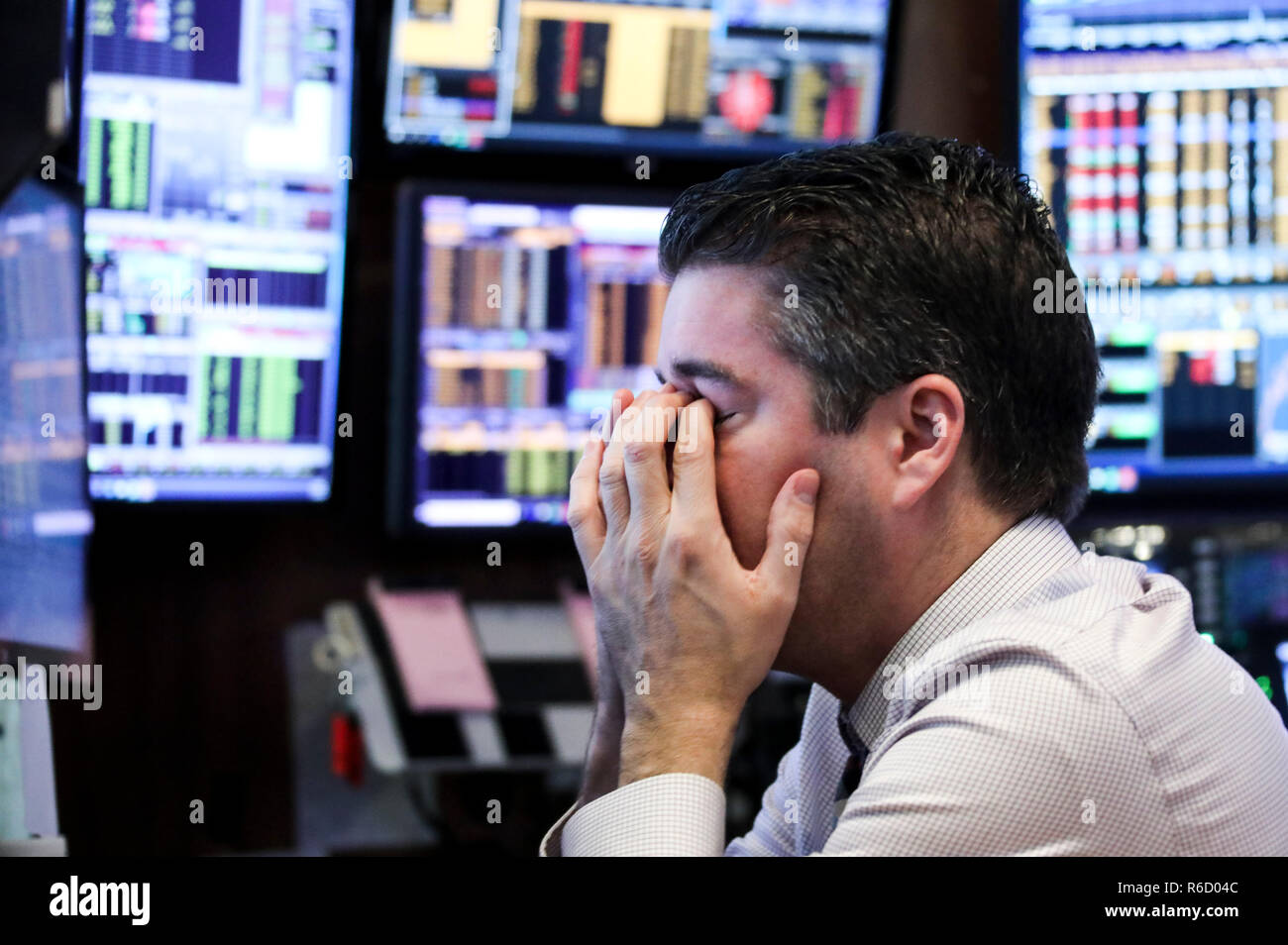 New York, USA. 4. Dez, 2018. Ein Händler an der New York Stock Exchange in New York, in den Vereinigten Staaten, Dez. 4, 2018. Us-Aktien stürzte am Dienstag, mit allen drei wichtigen Indizes löschen von mehr als 3 Prozent, unter Sorgen über inverse Zinskurve eine mögliche konjunkturelle Abkühlung. Der Dow Jones Industrial Average verringerte 799.36 Punkte oder 3,10 Prozent auf 25,027.07. Der S&P 500 um 90.31 Punkte oder 3,24 Prozent auf 2,700.06. Der Nasdaq Composite Index fiel 283.09 Punkte oder 3,80 Prozent auf 7,158.43. Credit: Wang Ying/Xinhua/Alamy leben Nachrichten Stockfoto