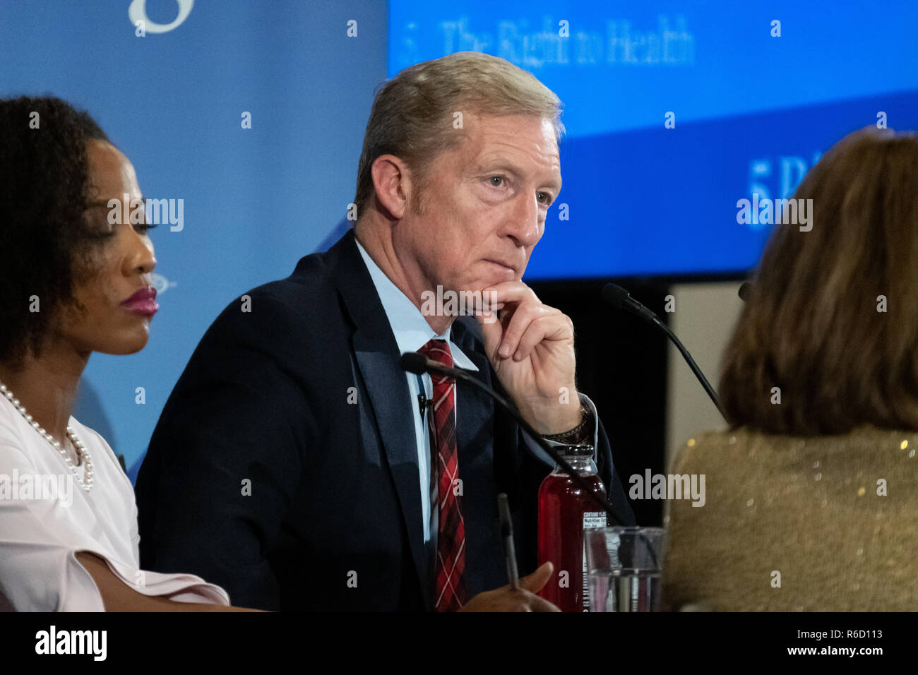 Charleston, USA. 04 Dez, 2018. Milliardär liberale Aktivisten Tom Steyer während der ersten von fünf geplanten Rathaus Sitzungen im ganzen Land Dezember 4, 2018 in Charleston, South Carolina. Steyer, der ein Angebot für das Weiße Haus führte eine roundtable Diskussion auf seinen Vorschlag für 5 Rechte und das Recht auf eine gleichberechtigte Stimme im 21. Jahrhundert. Credit: Planetpix/Alamy leben Nachrichten Stockfoto