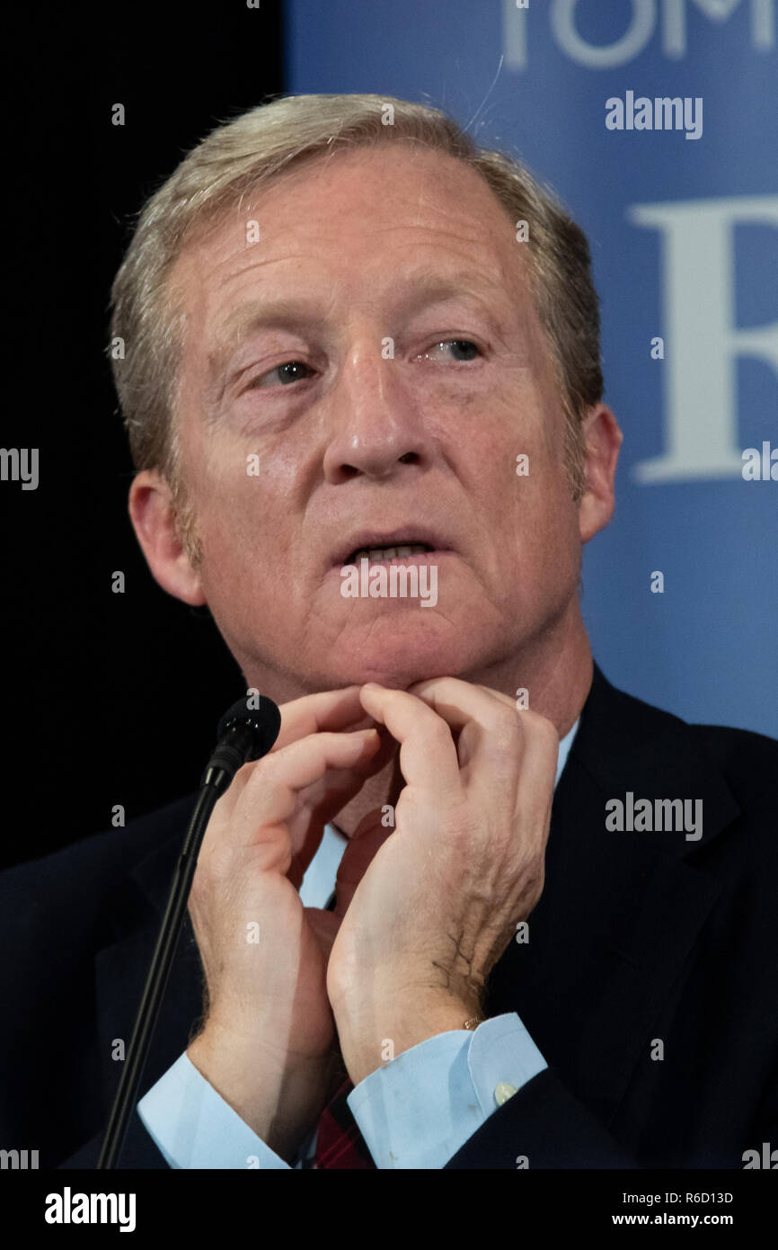 Charleston, USA. 04 Dez, 2018. Milliardär liberale Aktivisten Tom Steyer während der ersten von fünf geplanten Rathaus Sitzungen im ganzen Land Dezember 4, 2018 in Charleston, South Carolina. Steyer, der ein Angebot für das Weiße Haus führte eine roundtable Diskussion auf seinen Vorschlag für 5 Rechte und das Recht auf eine gleichberechtigte Stimme im 21. Jahrhundert. Credit: Planetpix/Alamy leben Nachrichten Stockfoto
