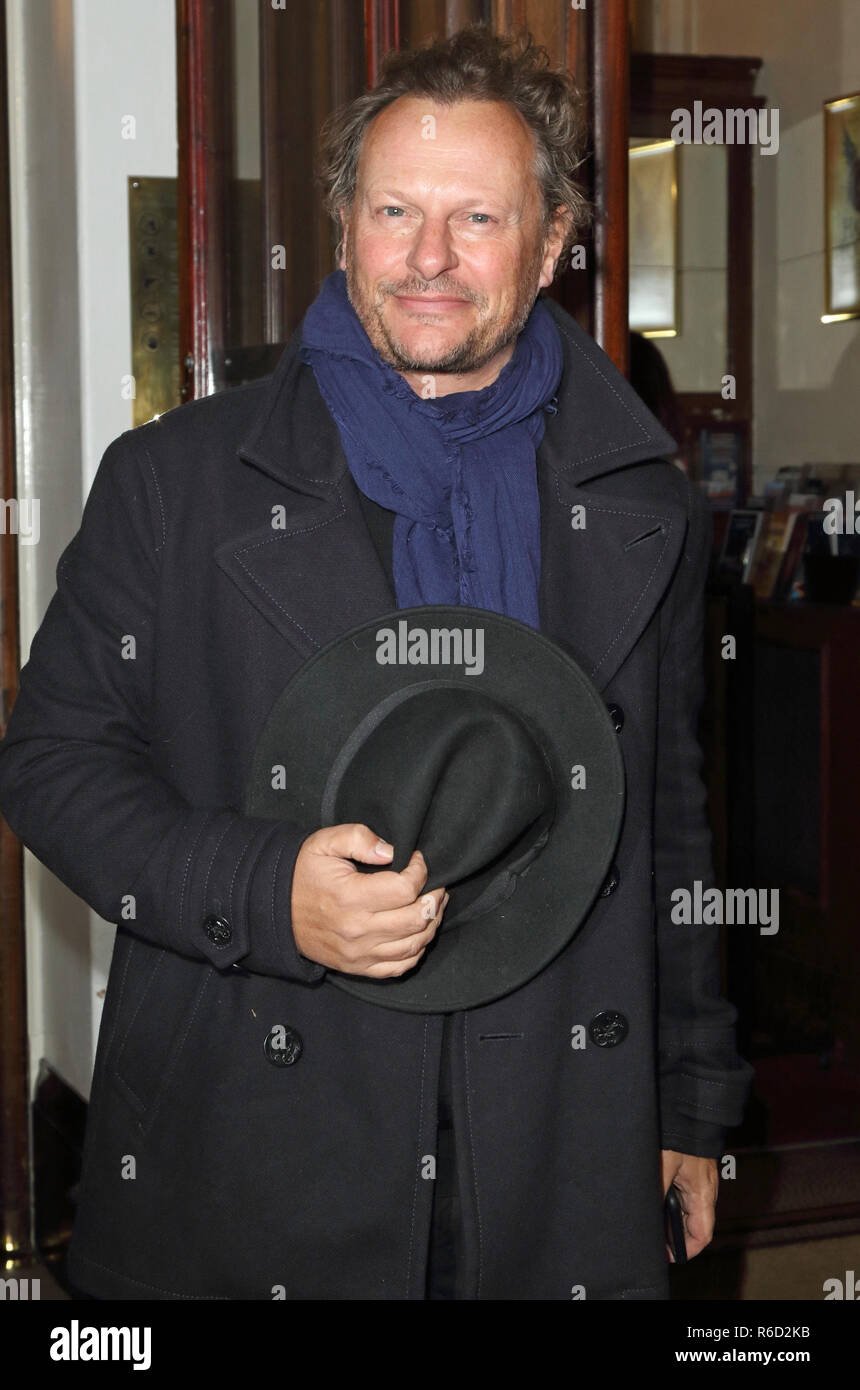 London, Großbritannien. 4. Dez, 2018. Neil Stuke auf die Wahren Westen drücken Sie die Nacht im Varieté Theater. Credit: Keith Mayhew/SOPA Images/ZUMA Draht/Alamy leben Nachrichten Stockfoto