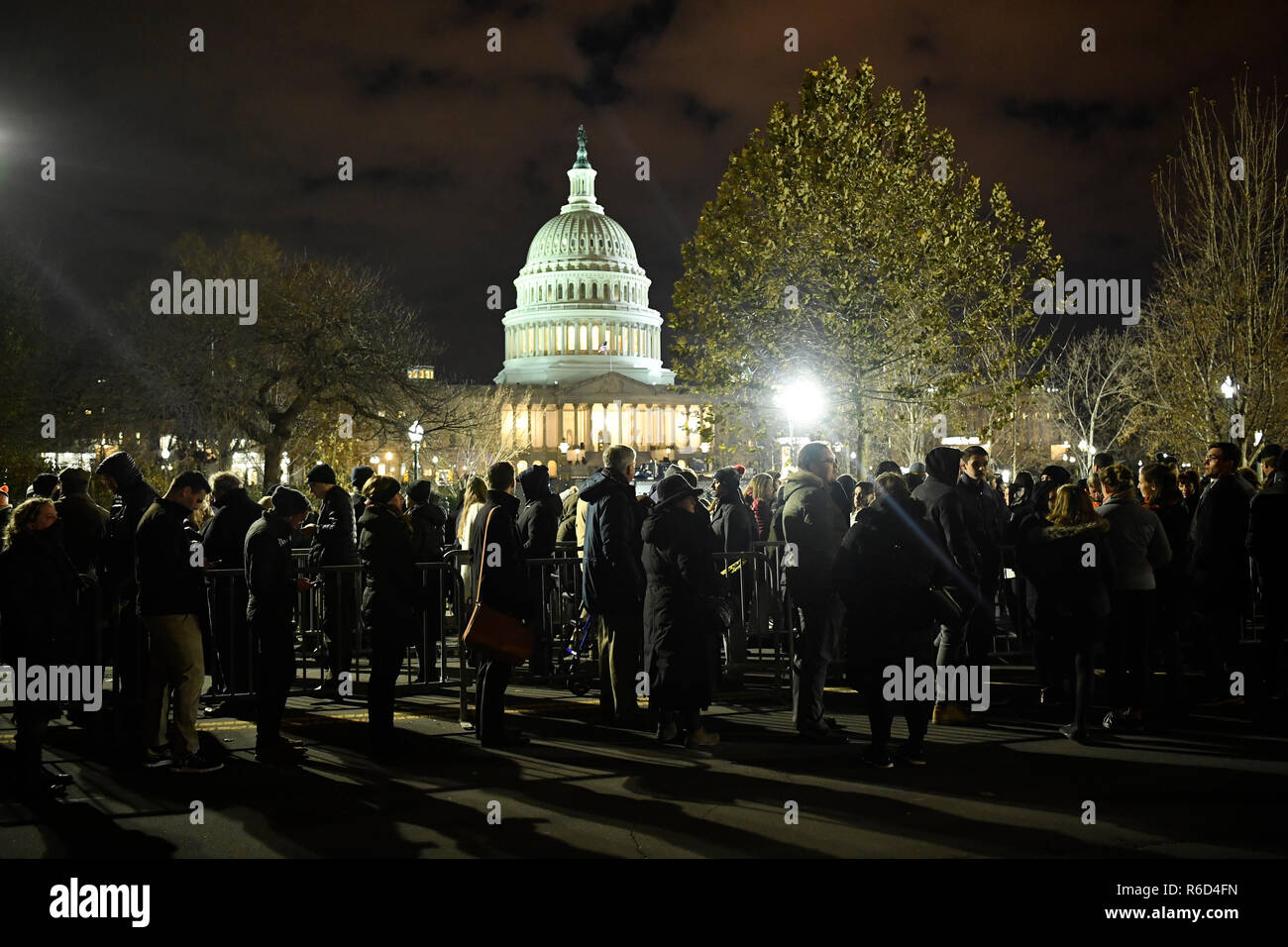 Washington, USA. 4. Dez, 2018. Besucher warten in der Linie vor dem Capitol Hill, um ihren Respekt zu Ende des ehemaligen US-Präsidenten George H.W. zu zahlen Bush liegt in Staat in den USA Capitol Rotunde, in Washington, DC, USA, am Dez. 4, 2018. Der Sarg des verstorbenen ehemaligen US-Präsidenten George H.W. Bush war am Montag nach Washington DC geflogen, wie die Nation würdigt ihn und sein Vermächtnis. Quelle: Liu Jie/Xinhua/Alamy leben Nachrichten Stockfoto